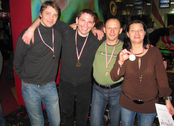 Zwyciska druyna z medalami